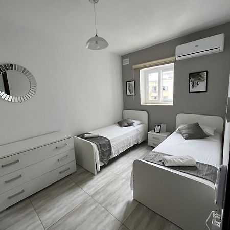 F4 Room 3, Private Room Two Single Beds Shared Bathroom Msida Eksteriør bilde